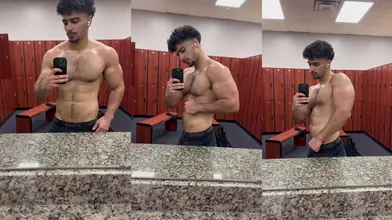 Je contracte mon corps perse gonflé dans le miroir du vestiaire