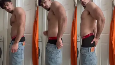 Je me déshabille jusqu'au boxer — corps de perse sec de profil
