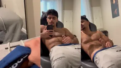 Allongé je filme mon corps de perse sec et ma bite dure