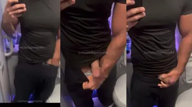 Je sors ma bite perse de mon jogging noir dans le noir