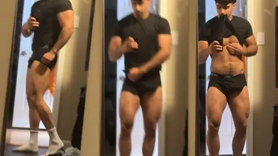 Selfie miroir plein corps en boxer noir et chaussettes