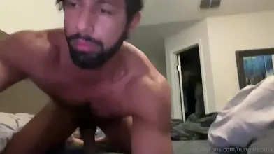Je branle ma grosse bite de rebeu sur le lit jusqu'à une énorme giclée