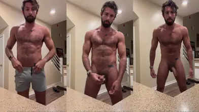 J'enlève mon short pour me branler devant le miroir du dressing