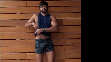 J'enlève mon débardeur en boxer camo — show muscle de rebeu poilu