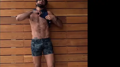 J'enlève mon débardeur en boxer camo — show muscle de rebeu poilu