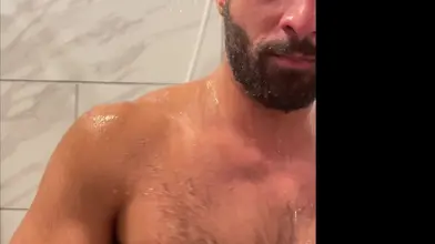 Je me savonne le corps de rebeu poilu et mouillé sous la douche