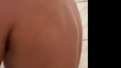 Je me savonne le corps de rebeu poilu et mouillé sous la douche