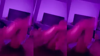 Show à poil sous néon violet — mon corps de rebeu en mouvement