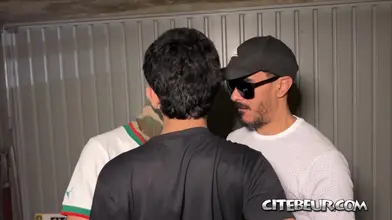 Jeune latino accro aux grosses bites de rebeus — plan à trois en garage (Partie 1)