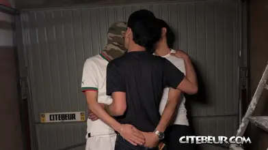 Jeune latino accro aux grosses bites de rebeus — plan à trois en garage (Partie 1)