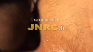 Un mec viril au regard sombre révèle son côté soumis face à un minet
