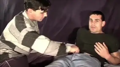 Un homme marié moyen-oriental chauffé par un jeune mec gay excité