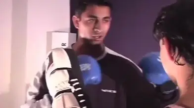 Le coach de boxe alpha hyper-viril défonce son élève novice
