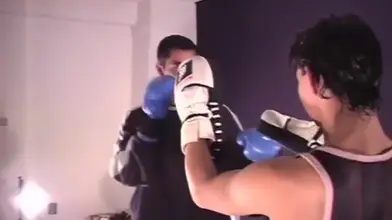 Le coach de boxe alpha hyper-viril défonce son élève novice
