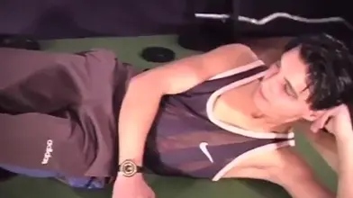 Le coach de boxe alpha hyper-viril défonce son élève novice