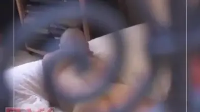 Un coloc arabe poilu se branle et s'enfile un gode