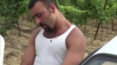 Un ouvrier arabe barbu se fait faire une pipe rapide avant le chantier