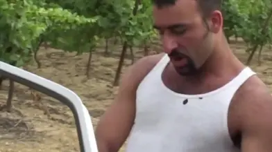 Un ouvrier arabe barbu se fait faire une pipe rapide avant le chantier