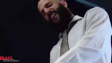 Un étalon arabe barbu domine et baise dur un passif chauve