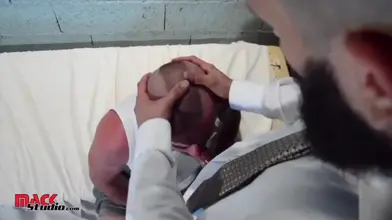 Un étalon arabe barbu domine et baise dur un passif chauve