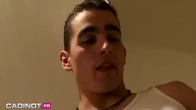 Un touriste gay comblé par un beau Tunisien du coin