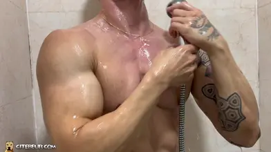 Un daddy espagnol bien monté se savonne et se branle la grosse bite non circoncise sous la douche