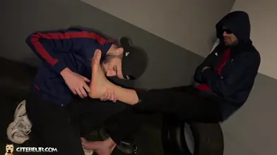 Un jeune passif rebeu vénère les pieds d'alpha bien transpirants de son pote Rabzouz