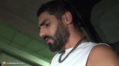 Le boss arabe barbu Karim Yoav nourrit sa bite à un suceur cagoulé - 1ère partie
