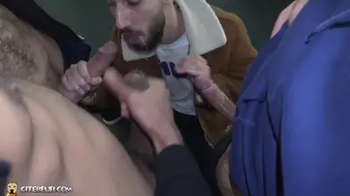 Mc-Cm-XX prend deux gros zobs arabes XXL d'Andolini et Zavier lors d'une touze de parking du Nouvel An