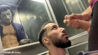 Le beur Cocksucker pompe la mega bite d'Andolini dans l'ascenseur