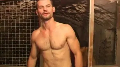 Ben l'hétéro se lâche dans un trio gay