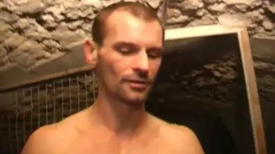 Ben l'hétéro se lâche dans un trio gay
