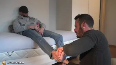 En Extase Devant les Pieds et la Queue de Domijuteur