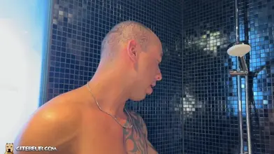 Sous la Douche avec Tian Tao et Sa Bite XXL (Trailer)