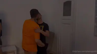 Je l'Embrasse dans l'Entrée Avant Que le Troisième Arrive