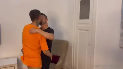 Je l'Embrasse dans l'Entrée Avant Que le Troisième Arrive