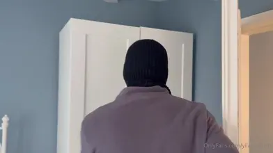 Il Est Entré Sans Prévenir et Douze Minutes Plus Tard Il Était à Plat Ventre