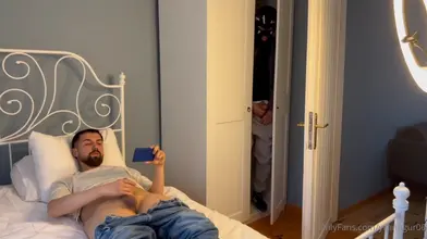 Il Est Entré Sans Prévenir et Douze Minutes Plus Tard Il Était à Plat Ventre