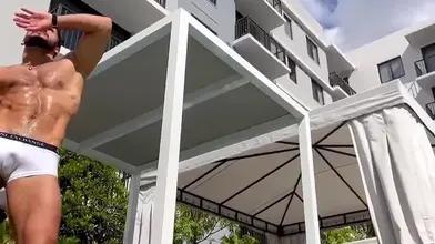 Sur la Terrasse en Slip Blanc avec le Soleil Derrière Moi