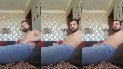 Assis sur le Lit en Jean, Rien au-Dessus