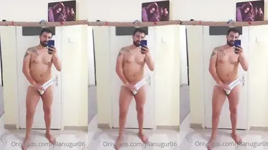 Trois Secondes Devant le Miroir en Slip Blanc