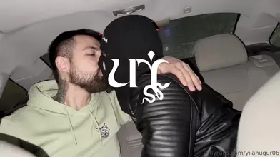 Dans la Voiture la Nuit avec Quelqu'un Qui ne Voulait Pas Montrer Son Visage
