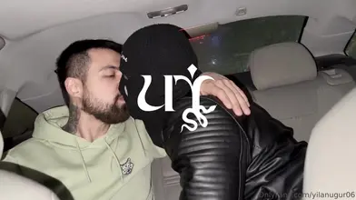 Dans la Voiture la Nuit avec Quelqu'un Qui ne Voulait Pas Montrer Son Visage