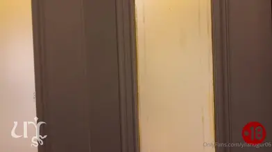 Assis sur le Lit avec Lui Avant Que Ça Commence