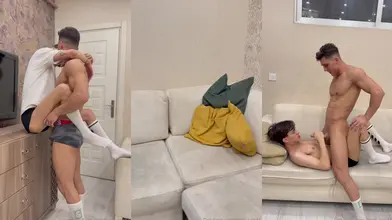 Vingt Minutes sur le Canapé Blanc et Il n'a Jamais Enlevé ses Chaussettes