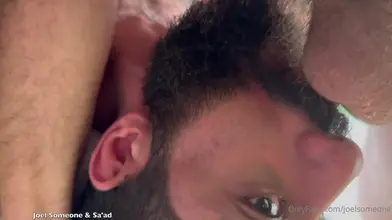 Sa'ad le Saoudien s'étouffe sur la bite de Joel Someone avant de lui filer son cul poilu