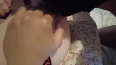 Un twink roux se met à genoux pour Arab Master, bien membré, qui le baise dans son propre lit
