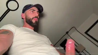 Karim Yoav fume une cigarette pendant qu'un mec poilu s'occupe de sa bite