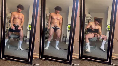Un jeune Arabe se matte et se branle debout devant un miroir en pied, en jockstrap et chaussettes