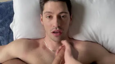 Un hunk égyptien la laisse sept minutes dans la bouche de son mec sur l'oreiller